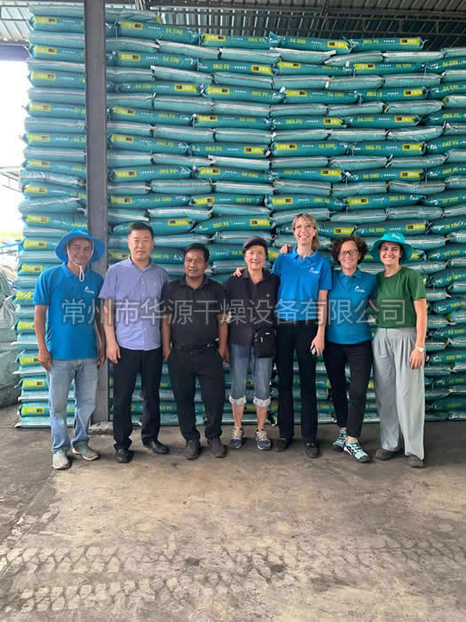 我公司董事长殷晓军前往柬埔寨，与客户签订第二套炭基肥料生产线合同